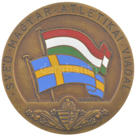 Berán Nándor (1889-1965) 1942. 'Svéd-magyar atlétikai viadal' bronz emlékérem a két ország zománcozott zászlajával, hátoldalán 'Budapest 1942. IX. 26-27.' gravírozással és 'Budapest, Döbrentei u. 2.' gyártói jelzéssel, eredeti