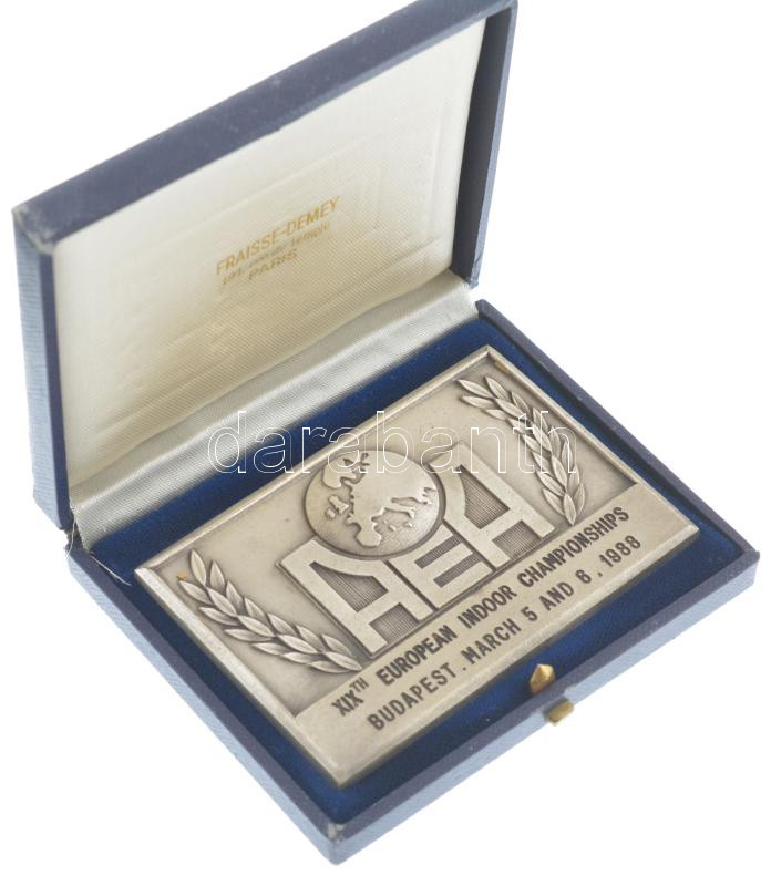 1988. 'XIXth European Indoor Championships (19. Fedett pályás atlétikai Európa-bajnokság), Budapest, March 5 and 6, 1988' ezüstözött bronz plakett eredeti tokban, tok belsejében 'Fraisse-Demey 191 rue du Temple, Paris' gyártói jelzéssel - Image 2