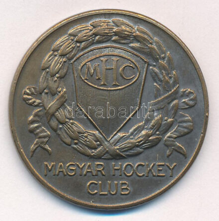 1931. 'Magyar Hockey Club' bronz jégkorong vagy gyeplabda díjérem, hátoldalán '1931 I.' gravírozással és 'Berán N. BPest' (35mm) T:1-