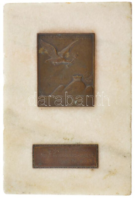1940. 'Magyar Athletikai Szövetség' bronz plakett (44x56mm) márványtalapzaton (100x149x20mm), rajta bronz lemeztábla 'Vadnay Gézának buzgó munkálkodásáért - 1940 - MASZ PV.-WMTK' gravírozással, 'Ludvig' gyártói jelzéssel (51x18mm)
