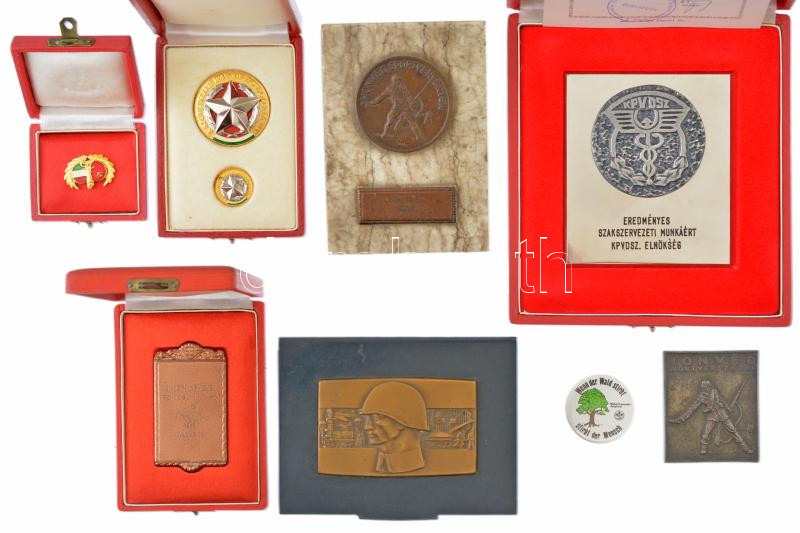 1950-1980. 7 darabos magyar szocialista jelvény és plakett tétel (többnyire eredeti tokban), közte 'Honvéd Sportversenyek - Bem Kupa 1952','Eredményes szakszervezeti munkáért - KPVDSZ elnökség 1988' + 'Természetbarát fiatalok' német