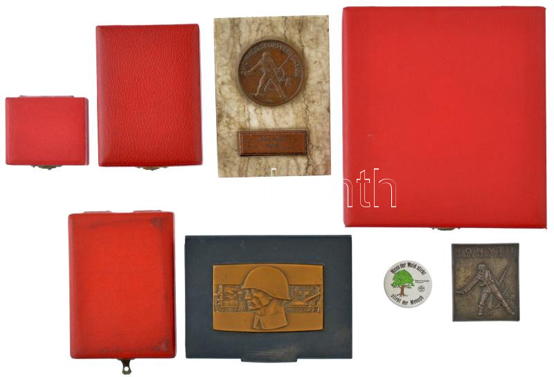 1950-1980. 7 darabos magyar szocialista jelvény és plakett tétel (többnyire eredeti tokban), közte 'Honvéd Sportversenyek - Bem Kupa 1952','Eredményes szakszervezeti munkáért - KPVDSZ elnökség 1988' + 'Természetbarát fiatalok' német - Image 2