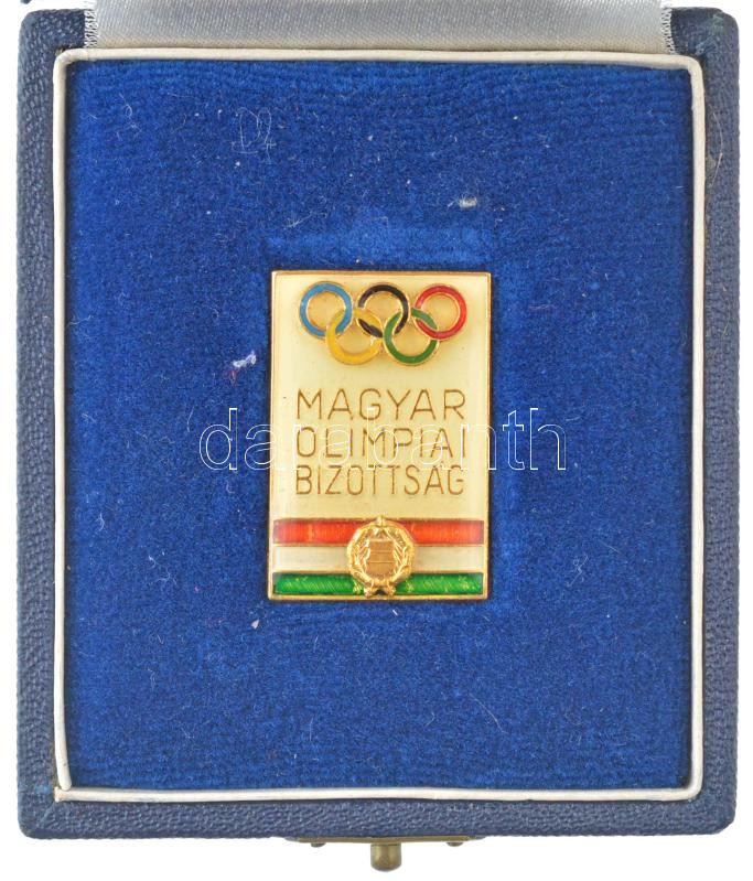 ~1960. 'Magyar Olimpiai Bizottság' műgyantás fém jelvény, eredeti tokban (20x29mm) T:1