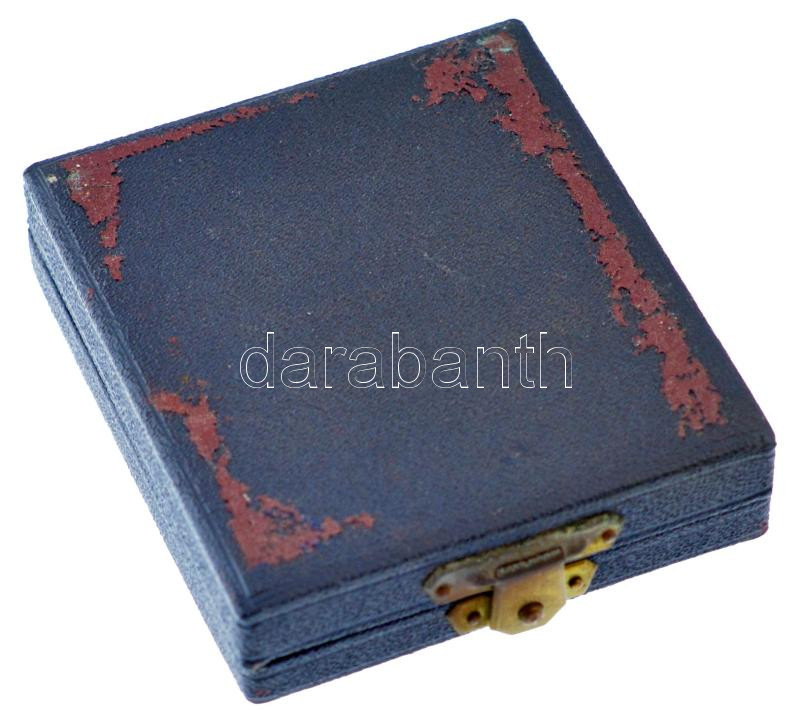 ~1960. 'Magyar Olimpiai Bizottság' műgyantás fém jelvény, eredeti tokban (20x29mm) T:1 - Image 2