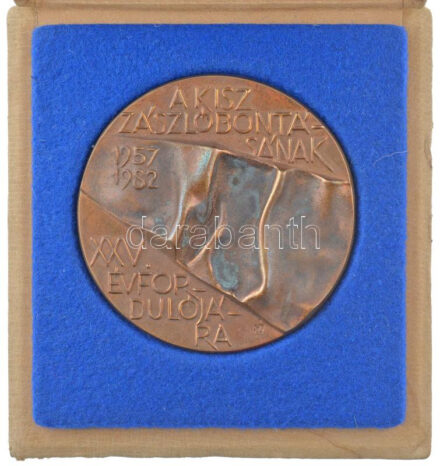 Nagy István János (1938-) 1982. 'A KISZ zászlóbontásának XXV. évfordulójára / Finta Tiborné elvtársnő' öntött bronz emlékplakett sérült dísztokban (94mm) T:1- patina