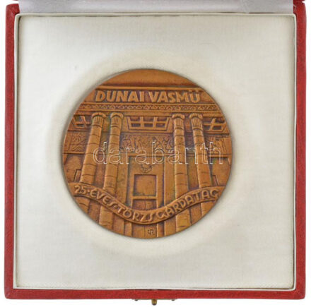 Palotás József (1947-) DN 'Dunai Vasmű 25 éves Törzsgárdatag' öntött bronz plakett, hátoldalán sorszámozva, dísztokban (90mm) T:1