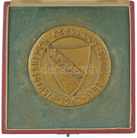 Bozó Gyula (1913-2004) 1983. 'KISOSZ - Kiskereskedők Országos Szervezete 1947' öntött bronz emlékérem tokba rögzítve, sérült tokban (85mm) T:2