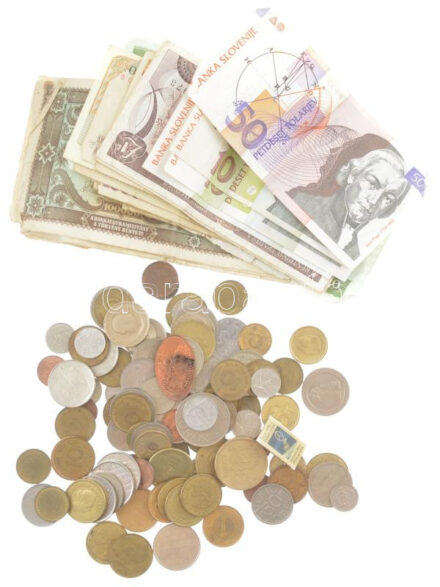 ~460g vegyes külföldi érmetétel, közte Franciaország, Svédország, Spanyolország stb. + 26db-os gyenge tartású, nagyrészt külföldi bankjegy tétel, közte Lengyelország, Ciprus, Szlovénia T:vegyes ~460g mixed foreign coin lot, in it