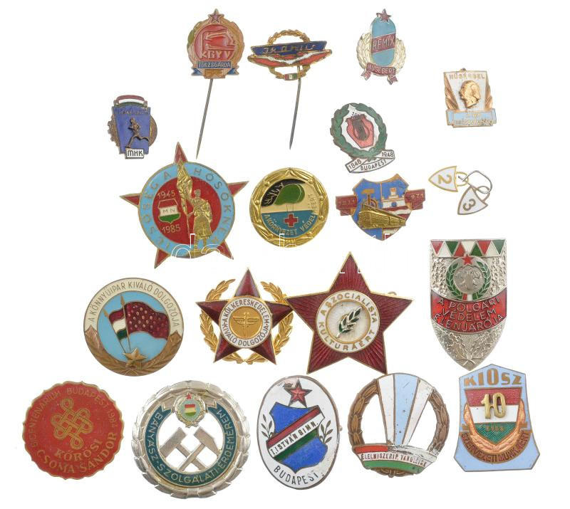 18db-os kitűző és kitüntető jelvény tétel, közte 'Hűséggel a nép egészségéért, Dicsőség a hősöknek, A környezet védelméért' stb kitűzők T:2,2- pár darabról letört a tű vagy a fül