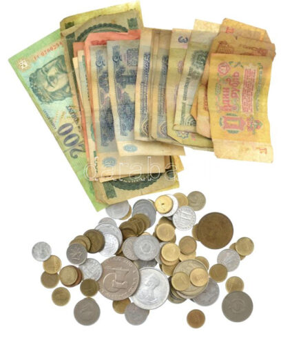 Vegyes magyar és külföldi 22db-os bankjegy és ~235g érmetétel, közte 2003. 200Ft 'FC 0760254' és Mongólia 1971. 1T Al-bronz 'A mongol forradalom 50. évfordulója' forgalmi emlékérme T:vegyes
