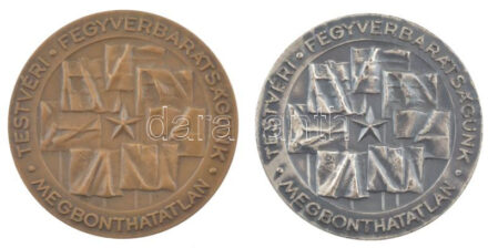 ~1970-1980. 'Testvéri Fegyverbarátságunk Megbonthatatlan' egyoldalas ezüstpatinázott bronz és bronz emlékérem (2xklf) (40mm) T:1-,2