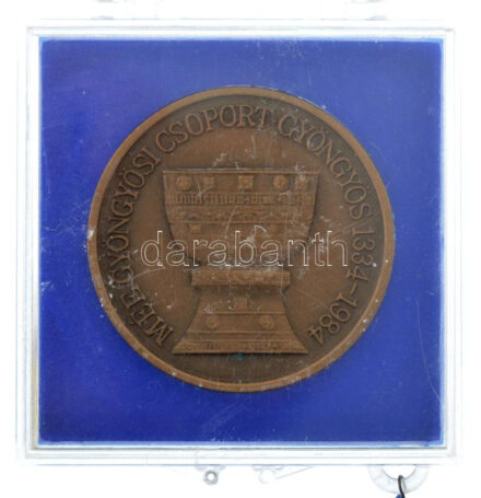 1984. 'MÉE Gyöngyösi Csoport - Gyöngyös 1334-1984' bronz emlékérem plombált műanyag tokban (42mm) T:1