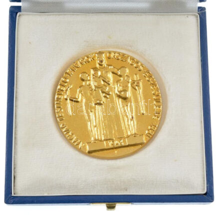 DN 'Magyar Testnevelő Tanárok Országos Egyesülete - 1943' öntött, egyoldalas, aranyozott bronz emlékérem tokban (56mm) T:1-,2