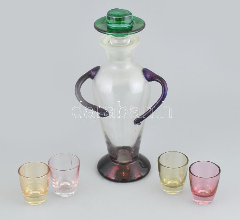 Olasz figurális üveg butéla, kézzel készített, dugóval, alján etikettel jelzett, m: 24,5 cm + 4 db anyagában színezett kupicás pohár, az egyik repedéssel, m: 5 cm