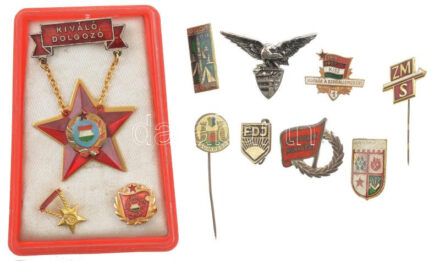 10xklf magyar és külföldi jelvénytétel, közte 'Turul' fém jelvény és 'Társadalmi Munkáért' ezüst fokozatú, zománcozott kitüntető jelvény T:1-2-