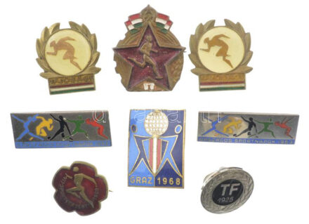 8db-os (6xklf) főleg sporttal kapcsolatos jelvénytétel, közte 'TF (Testnevelési Főiskola)' T:1-2