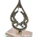 Zsebóra tartó márvány talppal, antikolt bronz, jelzett, 24 cm