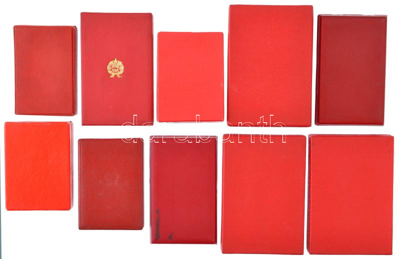 ~1970-1980. 10 darabos kitüntetés és kitüntető jelvény tétel, mindegyik tokban, közte: 3 darab felszabadulási jubileumi emlékérem, valamint egy darab Rákosi-címeres dombornyomott tok, de Kádár-címeres KIiváló Dolgozó jelvénnyel - Image 2