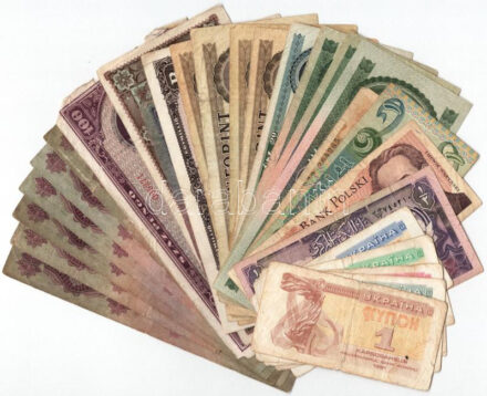 27db-os nagyrészt magyar, és külföldi bankjegy tétel, közte Lengyelország, Kuvait, Csehszlovákia stb. bankjegyeivel T:III,III- közte szakadás, anyaghiány, folt