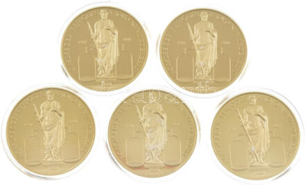 Kósa István (1953-) 2001. 'Richter Gedeon RT. 2001 Centenárium / Egészséges fejlődés a jövő nemzedékéért - Aszklépiosz' kétoldalas aranyozott fém emlékérem kapszulában (5x) (42mm) T:PP