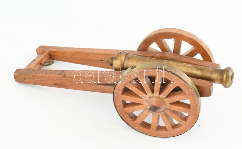 Díszágyú fa, réz rátétekkel. h: 21 cm