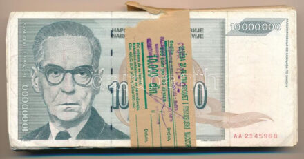 Jugoszlávia 1993. 10.000.000D (86x) eredeti, nem saját, sérült banki kötegelővel T:III folt, hullámos papír Yugoslavia 1993. 10.000.000 Dinara (86x) in original, not its own damaged currency strap C:F spotted, wavy paper Krause P#122