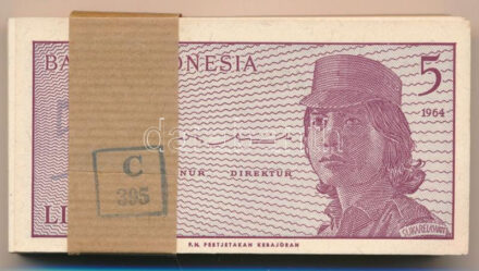 Indonézia 1964. 5s (100x) sorszámkövetők 'XBJ 041596 - XBJ 041695' kötegelővel T:I,I- Indonesia 1964. 5 Sen (100x) consecutive serials 'XBJ 041596 - XBJ 041695' with currency strap C:UNC,AU Krause P#91