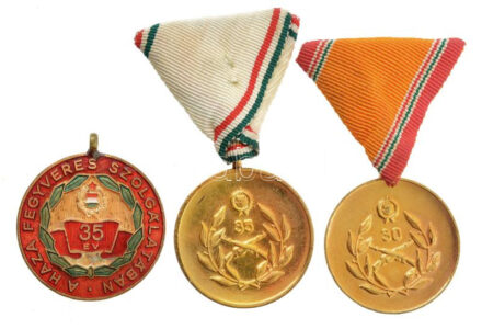 1965. 'Szolgálati Érdemérem - A Haza Fegyveres Szolgálatában 35 év' zománcozott kitüntetés mellszalag nélkül + 1983. 'Honvédelmi Érdemérem' 30 és 35 év után aranyozott bronz kitüntetés mellszalagon (2xklf) T:1- NMK 628, 660, 662