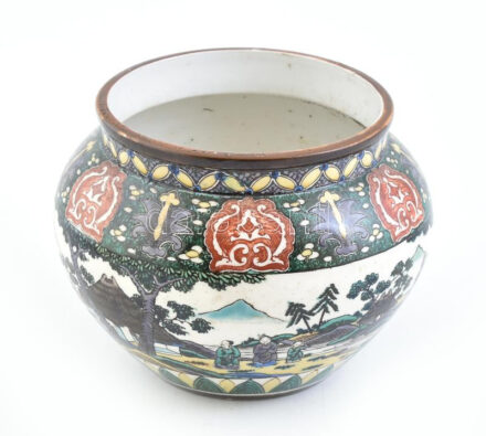 1900 körül japán, Ko-Kutani díszkaspó, palástján kézzel festett japán táj, életképpel, porcelán, korának megfelelő állapotban, jelzett, m: 15,5 cm, d: 20 cm