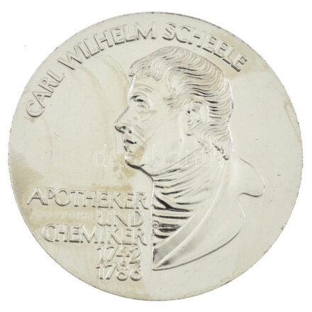NDK DN 'Carl Wilhelm Scheele gyógyszerész és kémikus 1742-1786 / Szülőháza Stralsundban' Ni kétoldalas emlékérem (32mm) eredeti tokban T:BU NDK ND 'Carl Wilhelm Scheele Apotheker und Chemiker 1742-1786 / Geburtshaus Stralsund' Ni