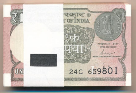 India 2017. 1R (100x) sorszámkövetők '24C 659801 - 24C 659900', kötegelővel T:I India 2017. 1 Rupee (100x) consecutive serials '24C 659801 - 24C 659900', with currency strap C:UNC Krause P#117