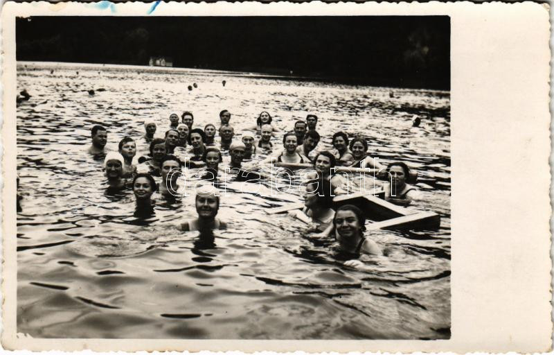 Szovátafürdő, Baile Sovata; strand fürdőzőkkel / spa, bathing people. Foto Onodi, photo