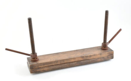 Régi nagyméretű prés, fa és fém. h: 47 cm