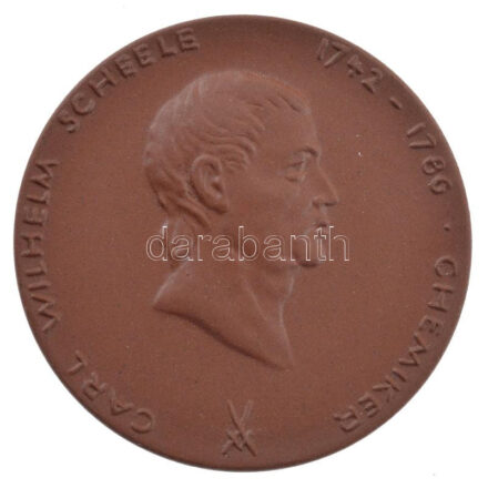 Német Demokratikus Köztársaság 1986. 'Carl Wilhelm Scheele gyógyszerész és kémikus 1742-1786 / Stralsund Numitmatikai Társaság' kétoldalas meisseni porcelán emlékérem (42 mm) T: 1- NDK 1986. 'Carl Wilhelm Scheele pharmacist and