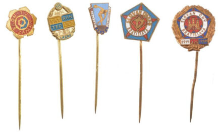 Csehszlovákia ~1950-1970. 'Spartak Stalingrad Praha' zománcozott fém jelvény + 'Tatran Teplice Lázne' zománcozott fém labdarúgó jelvény + 'Slovan Bratislava' zománcozott fém labdarúgó jelvény (2xklf) + 'Nové Zámky (Érsekújvár)'