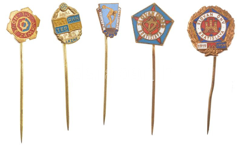 Csehszlovákia ~1950-1970. 'Spartak Stalingrad Praha' zománcozott fém jelvény + 'Tatran Teplice Lázne' zománcozott fém labdarúgó jelvény + 'Slovan Bratislava' zománcozott fém labdarúgó jelvény (2xklf) + 'Nové Zámky (Érsekújvár)'