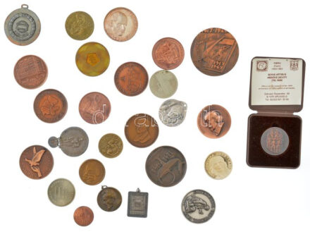 ~1940-2000. Vegyes 26 darabos magyar és külföldi fém és bronz emlékérem tétel T:1--2 ~1940-2000. Mixed 26 pcs hungarian and foreign metal and bronze commemorative medal lot C:AU-XF