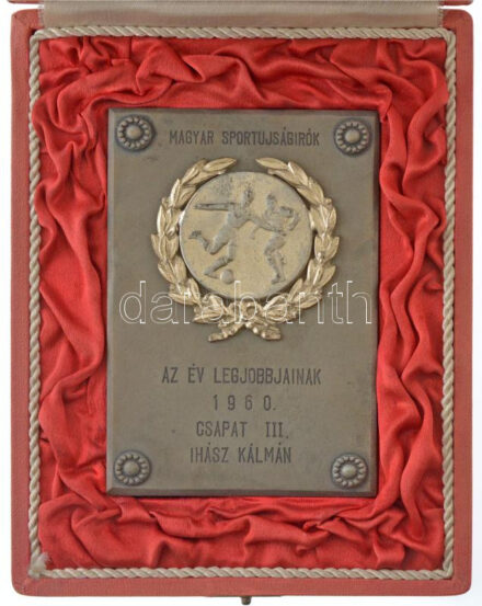 1960. 'Magyar Sportújságírók - Az év legjobbjainak 1960 - Csapat III - Ihász Kálmán' ezüstpatinázott szögletes bronz emlékplakett eredeti tokban T:2 hátoldalán két zsákfurat