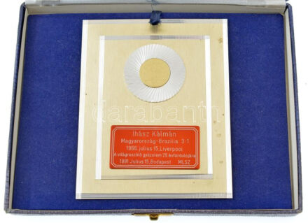 1991. 'Ihász Kálmán - Magyarország-Brazília 3:1- A világraszóló győzelem 25. évfordulójára' vésett, rátétes, eloxált Al emlékplakett eredeti tokban (150x120mm) + '25 éves jubileumi bankett' meghívó + 'Ihász Kálmán 1941-2019'