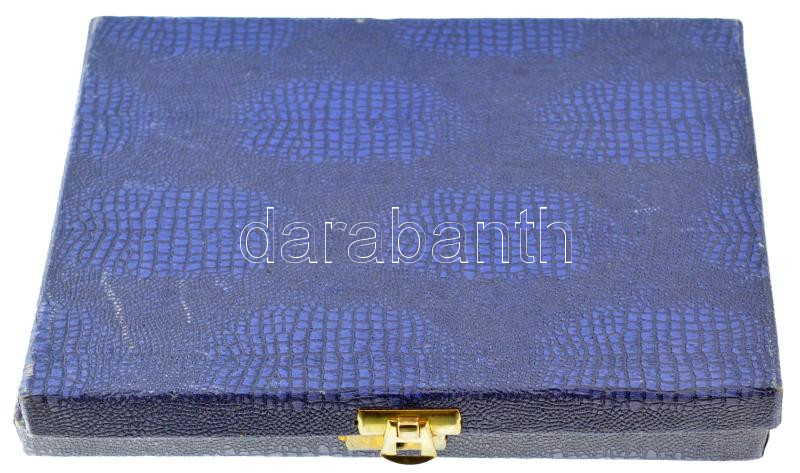 1991. 'Ihász Kálmán - Magyarország-Brazília 3:1- A világraszóló győzelem 25. évfordulójára' vésett, rátétes, eloxált Al emlékplakett eredeti tokban (150x120mm) + '25 éves jubileumi bankett' meghívó + 'Ihász Kálmán 1941-2019' - Image 2