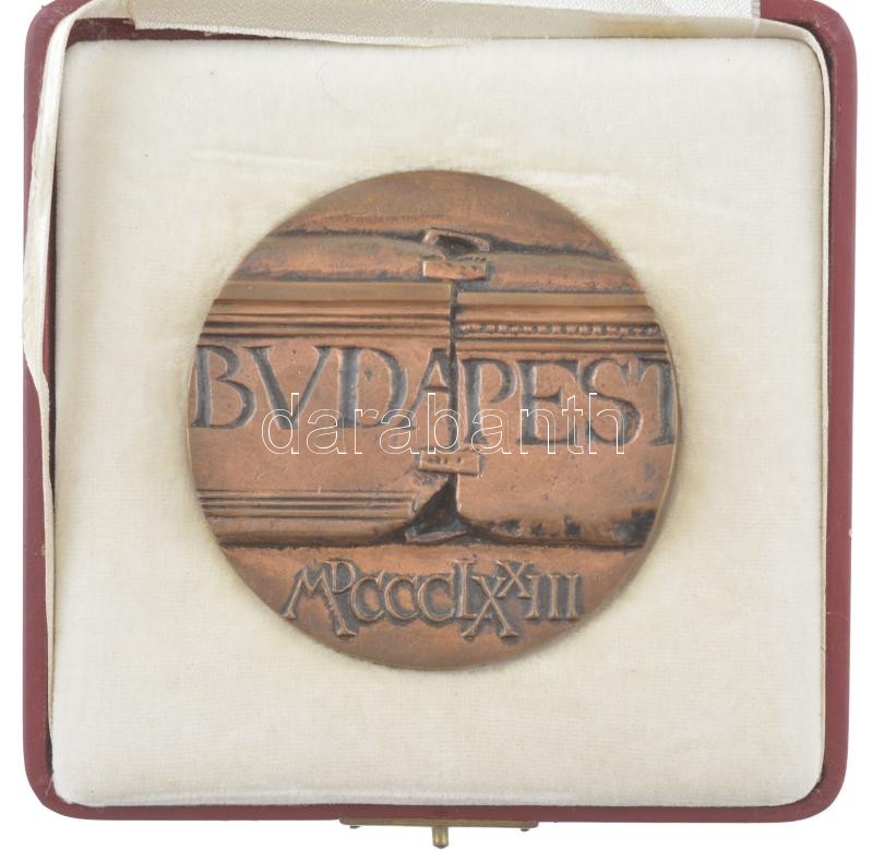 Asszonyi Tamás (1942-) 1973. 'Budapest MDCCCLXXIII / 1873-1973 Pest-Buda egyesítésének emlékére' kétoldalas öntött bronz emlékérem eredeti tokban (86mm) T:1 - Image 3