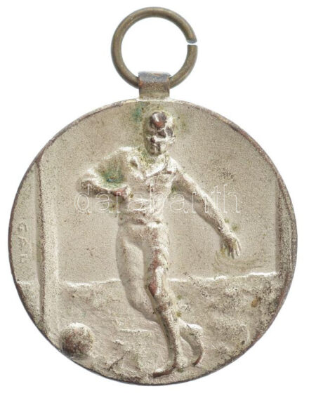 1928. kétoldalas, ezüstözött bronz labdarúgó érem, hátoldalán 'FTC 1928. VI. 10. 2:1' gravírozással. A BLASZ Amatőr I. osztály Springer csoportjának utolsó fordulójában a Ferencvárosi Vasutas a Fradi amatőrcsapata ellen 2-1-es
