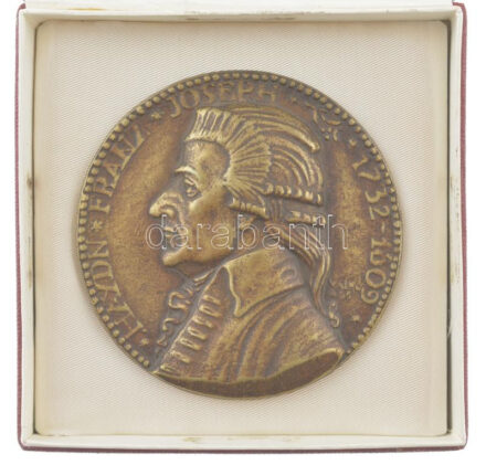 Solymári Valkó László (1909-1984) 1955(?) 'Franz Joseph Haydn 1732-1809' egyoldalas öntött bronz emlékérem dísztokban (83mm) T:1-