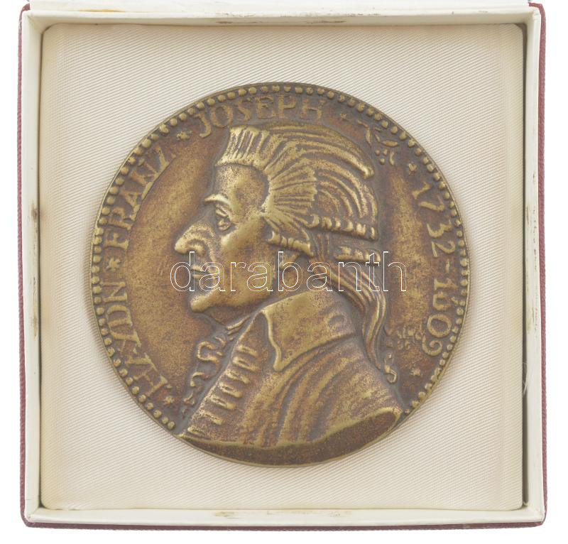 Solymári Valkó László (1909-1984) 1955(?) 'Franz Joseph Haydn 1732-1809' egyoldalas öntött bronz emlékérem dísztokban (83mm) T:1-