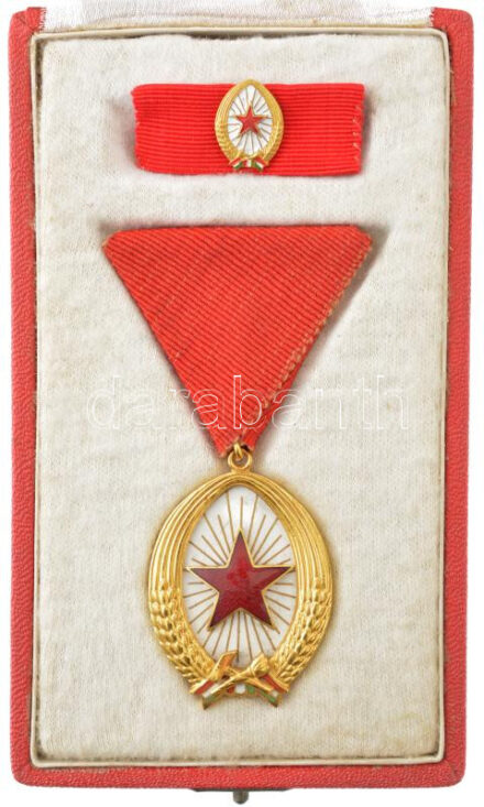 ~1964. 'Munka Érdemrend' arany fokozata, zománcozott bronz kitüntetés mellszalagon, szalagsáv miniatűrrel, eredeti tokban T:1 NMK599