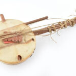 Kora. Afrikai hangszer. Sérülésekkel, h: 47 cm