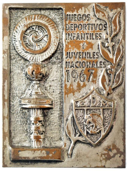 Mexikó 1967. 'Országos Gyermek és Ifjúsági Sportjátékok' egyoldalas ezüstözött bronz emlékplakett eredeti dobozban, a doboz hátoldalán 'Szeretetteljes üdvözlettel a mexikói sportszövetség elnökétől - prof. Antonio Haro