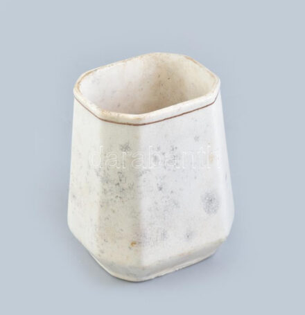 Hollóháza riolit cukortartó edény. Kézzel festett, jelzett, kisebb kopásnyomokkal, mázrepedésekkel, alján lepattanással, m: 15,5 cm