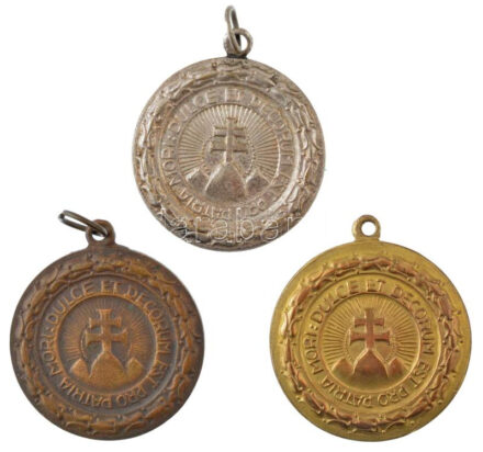 ~1930. 'Középfokú Iskolák Sportköreinek Országos Szövetsége versenydíja / Dulce et decorum est pro patria mori' irredenta díjérem arany, ezüst, bronz fokozat, egyik 'LUDVIG THÉK U' gyártói jelzéssel T:2 patina