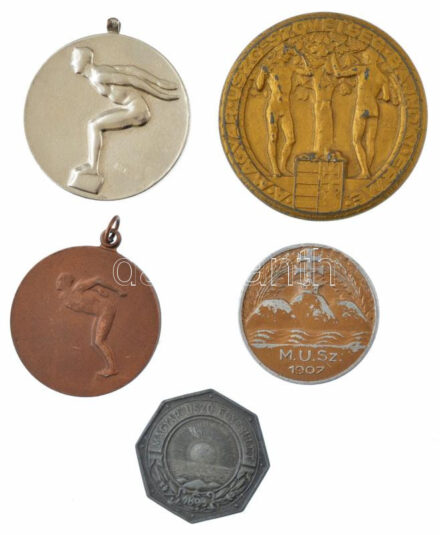 ~1920-1960. Úszó díjérmek (5xklf) közte Göröntsér Greff Lajos (1888-1976) 1920. 'A Magyar Úszószövetség Bajnoki Érme' egyoldalas aranyozott Zn díjérem, (50mm) 1943. 'Magyar Úszó Egyesület / 50 év a sport szolgálatában'